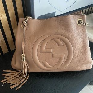 GUCCI PEBBLED CALFSKIN MEDIUM SOHO CHAIN SHOULDER BAG CAMELIA